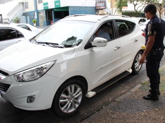 Motoristas foram multados em R$ 3,1 mil