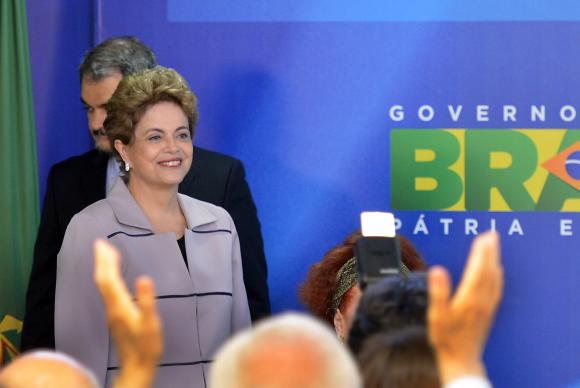 A presidenta Dilma Rousseff recebeu apoio de intelectuais e artistas contra o processo de impeachment em cerimônia no Palácio do Planalto