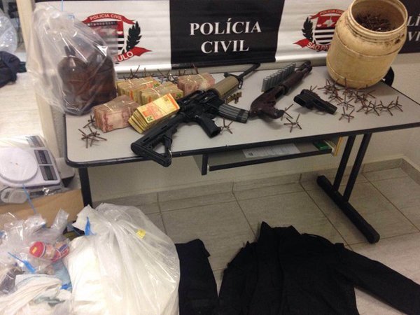 Polícia mostra fuzil, escopeta e pregos similares aos usados em assalto