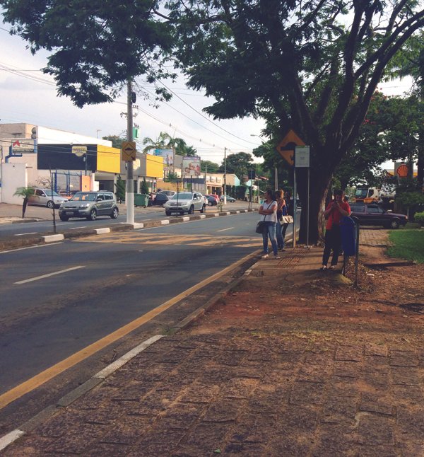 Nos pontos de ônibus faltam iluminação e cobertura adequada para os usuários do sistema