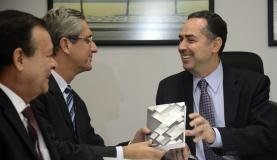 Os deputados Jovair Arantes e Rogério Rosso, relator e presidente da Comissão Especial do Impeachment, em reunião com o ministro do Supremo Luís Roberto Barroso
