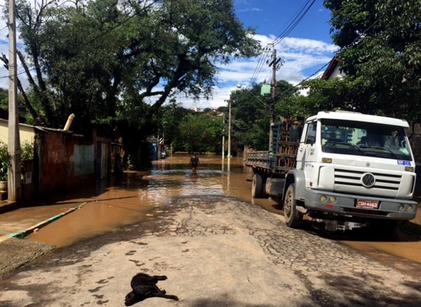 Moradores do beco Mokarzel, em Sousas, 