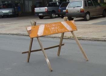 Via no Centro fechada para obra em rede de esgoto