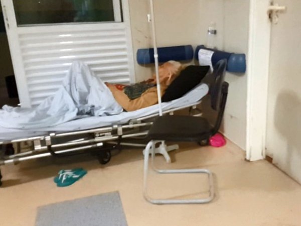 Idosa internada no corredor do Hospital Celso Pierro