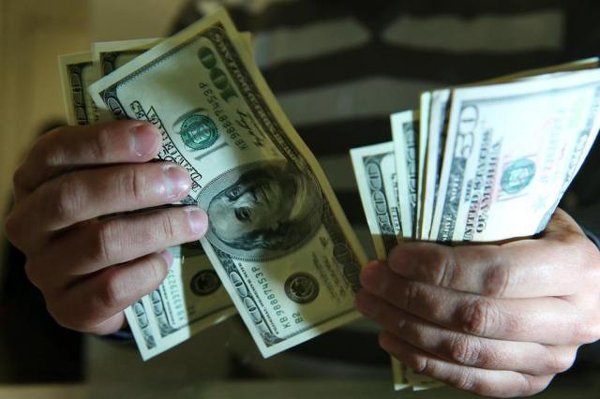 O dólar comercial está  com alta de 1,49%