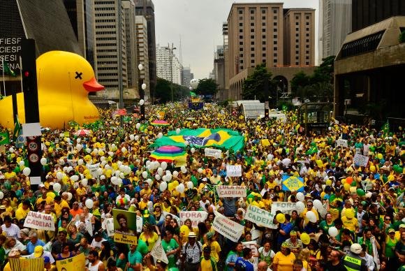 Manifestação na Avenida Paulista, região central da capital, contra a corrupção e pela saída da presidenta Dilma Rousseff 