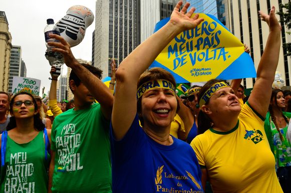 Manifestação na Avenida Paulista, região central da capital, contra a corrupção e pela saída da presidenta Dilma Rousseff 