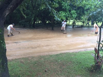 Reeducandos fazem a limpeza no local 