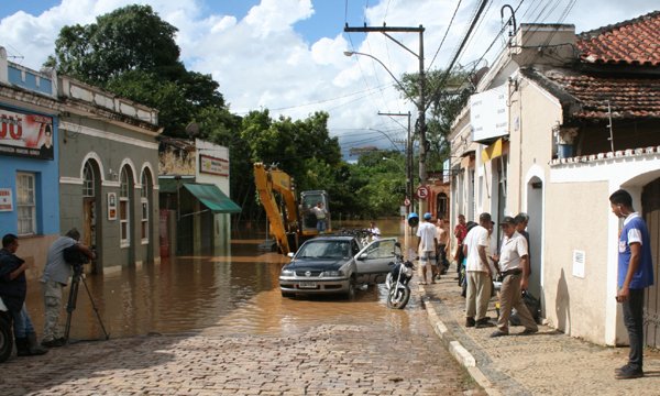 Máquinas fazem limpeza da área alagada em Sousas