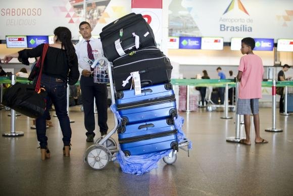 Passageira aguarda para despachar bagagem no Aeroporto Internacional de Brasília