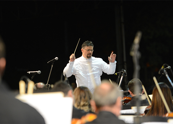 Victor Hugo Toro rege a Orquestra Sinfônica de Campinas