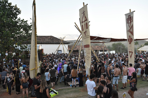 Festa Rave em prédio histórico. Jovens vindos de outras cidades sairam embriagados da festa 