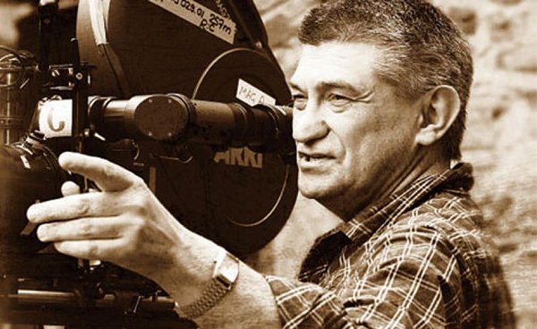 Considerado o maior cineasta russo da atualidade, Alexander Sokurov é um autor de uma das mais interessantes e controversas filmografias contemporâneas
