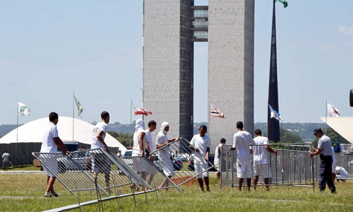 detentos-muro-brasilia-impeachment