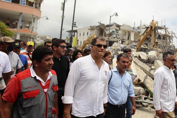 O presidente do Equador Rafael Correa visitou ontem Pedernales, no norte do país, fortemente atingida pelo terremoto de sábado à noite