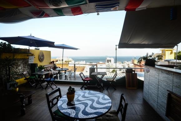 Hostels e pousadas na comunidade Babilônia, no Leme, já estão com quase 100% das reservas para a Olimpíada Rio 2016 