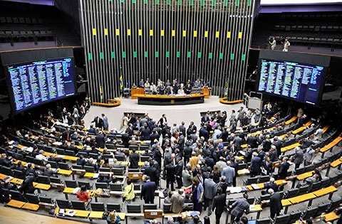 Deputados começam a ocupar o plenário da Câmara dos Deputados, antes da discussão do relatório do impeachment 