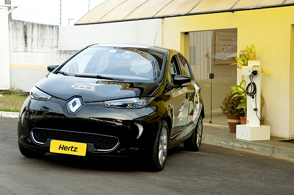 Acordo inédito no Brasil irá disponibilizar um Renault Zoe para locação na loja da Hertz do Aeroporto de Viracopos 