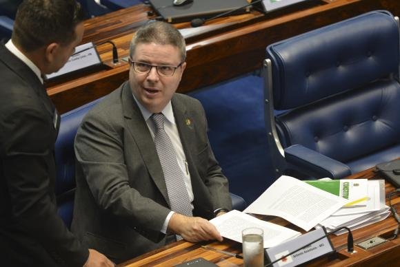 O senador Antonio Anastasia durante sessão plenária para decidir sobre a admissibilidade do processo de impeachment da presidenta Dilma Rousseff