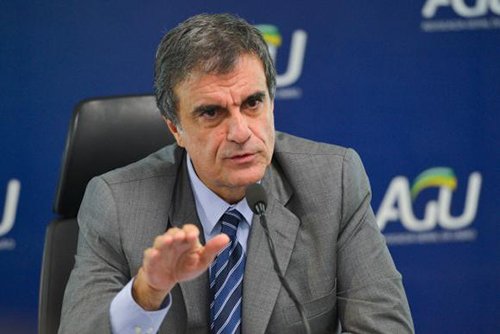 O advogado-geral da União, José Eduardo Cardozo, fala na sessão do Senado que aprovou a asmissibilidade do processo de impeachment da presidenta Dilma Rousseff