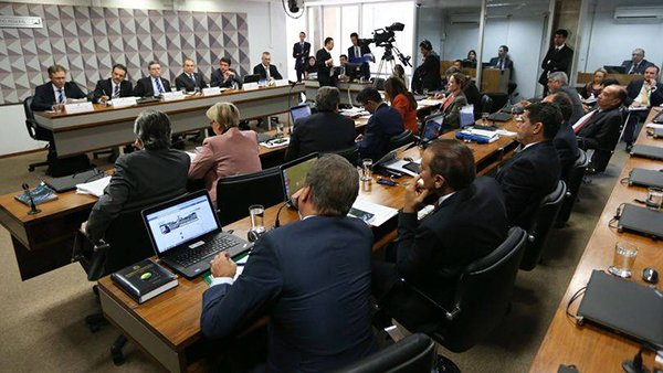 Reunião de comissão do impeachment dura dez horas e tem bate-boca