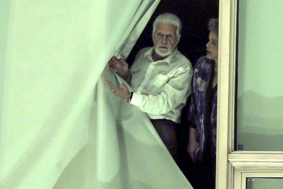 Presidenta Dilma e o ministro Jaques Wagner observam movimento na Esplanada dos Ministérios pela janela do Palácio do Planalt