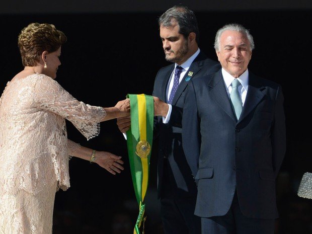 Dilma Rousseff recebe a faixa de presidente, em janeiro de 2015, ao lado do vice-presidente Michel Temer durante a cerimônia de posse no Palácio do Planalto, em Brasília
