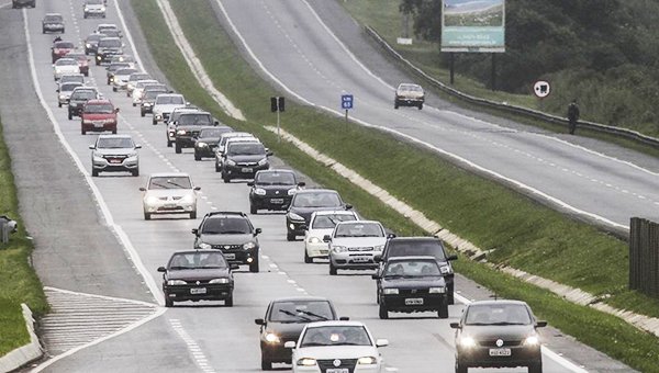 O condutor que não mantiver o farol baixo ligado em rodovias está sujeito à multa de R$ 85,13