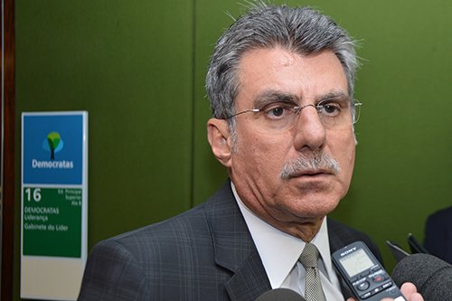 Brasília - O senador Romero Jucá fala à imprensa sobre a admissibilidade do processo de impeachment da presidenta Dilma Rousseff, no Senado (José Cruz/Agência Brasil)