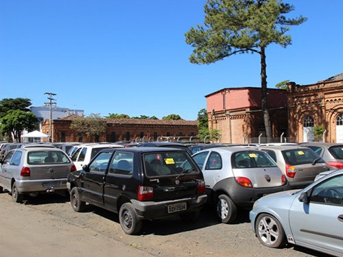 Veículos no pátio da Emdec