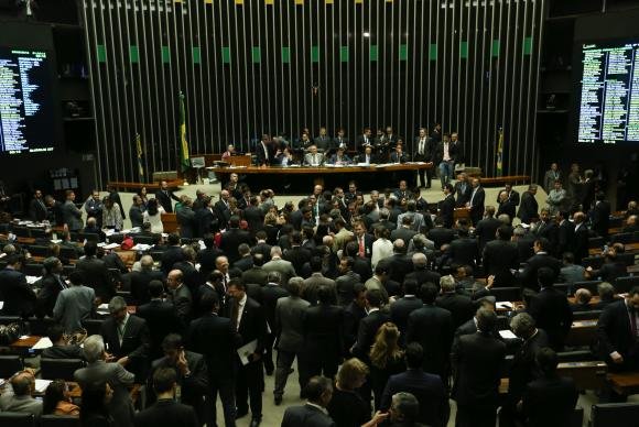 Plenário do Congresso aprecia o projeto do governo que modifica a meta fiscal