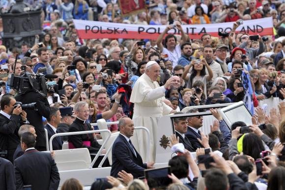 Papa Francisco chega à Praça São Pedro, para audiência geral, onde pede ao Brasil paz, oração e diálogo