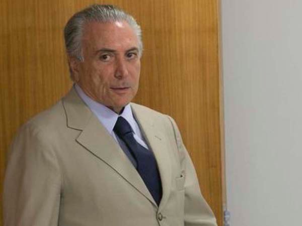 BrasÃ­lia - Presidente interino Michel Temer posa para foto  acompanhado do ministro da EducaÃ§Ã£o, MendonÃ§a Filho, com o SecretÃ¡rio Nacional de Cultura, Marcelo Calero. (Fabio Rodrigues Pozzebom/AgÃªncia Brasil)