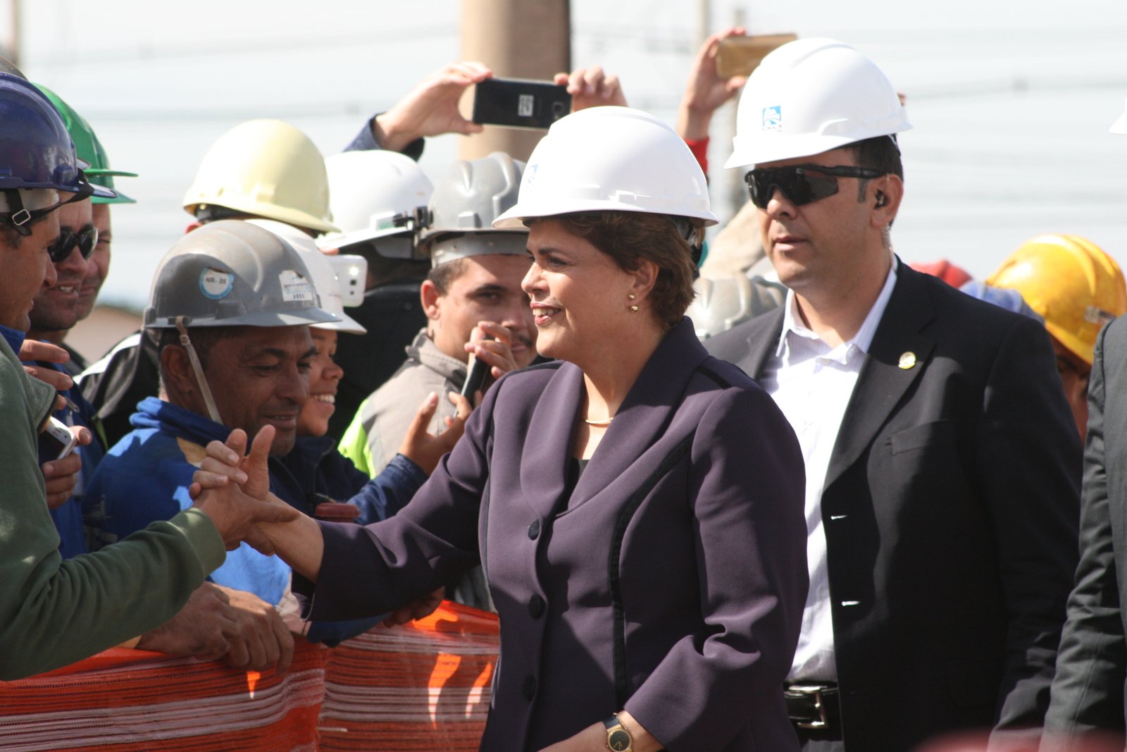 A visita ao projeto Sirius durou cerca de uma hora. Lá, ela foi recebida com aplausos e distribuiu abraços
