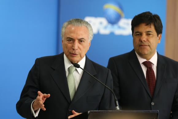 O governo age permanentemente, afirma o presidente interino, Michel Temer, durante a solenidade de assinatura do edital de expansão do Fies. Ao lado, o ministro da Educação, Mendonça Filho