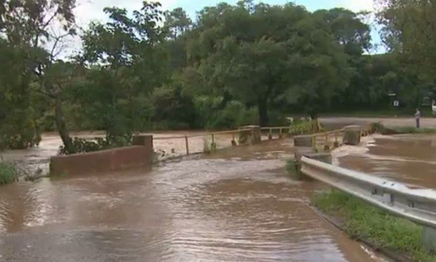 Ponte liga a Rodovia Dom Pedro I à Joaquim Egídio