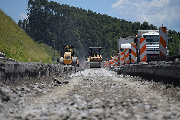 Melhoria passa a ser feita entre os km 113 e 110 da pista sentido Jacareí; faixa da direita permanecerá interditada de forma ininterrupta