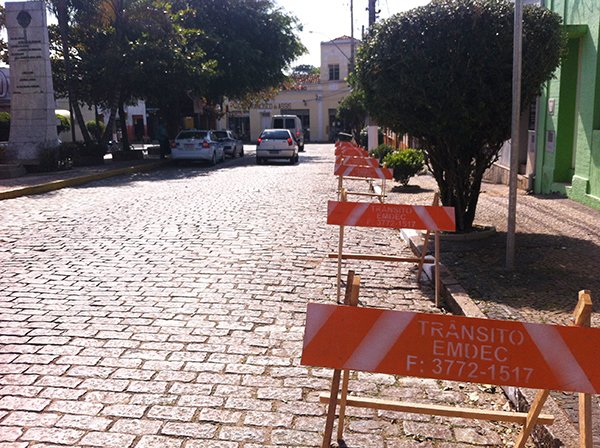 Local tem estacionamento permitido, mas está com cavaletes