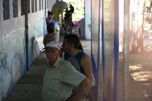 Usuários aguardam para pegar remédios na farmácia do Centro de Saúde