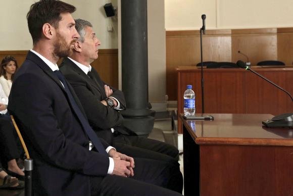 O jogador argentino do Barcelona Leonel Messi e seu pai Jorge Horacio Messi, durante uma audiência em tribunal espanhol, no dia 2 de junho