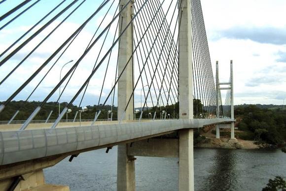 O anúncio do projeto de ligação entre a cidade brasileira e o território francês aconteceu em 1997 e a ponte foi concluída em 2011. A inauguração deve ocorrer no ano que vem