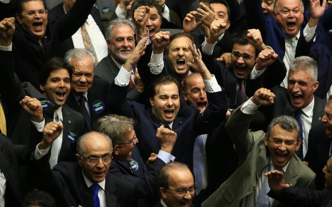 O deputado Rodrigo Maia Rodrigo Maia disse que sua vitória só foi possível graças ao apoio dos partidos de oposição