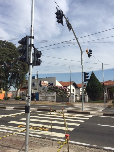 Os pedestres deverão solicitar a travessia pressionando a botoeira do semáforo