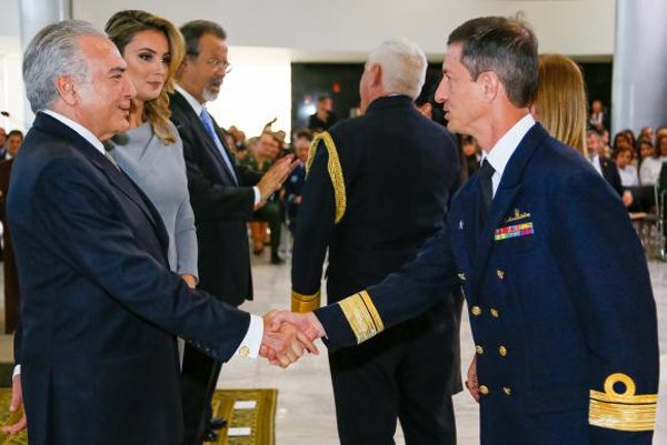 Presidente interino Michel Temer e a primeira-dama, Marcela Temer, durante solenidade de apresentação de oficiais-generais recém-promovidos