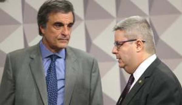 O advogado José Eduardo Cardozo e o relator Antonio Anastasia durante sessão da Comissão do Impeachment