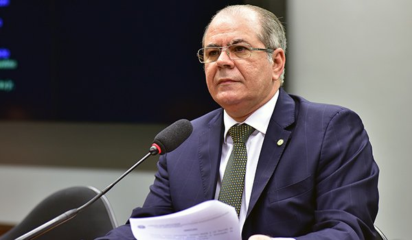 O deputado Hildo Rocha (PMDB-MA) lê parecer do Conselho de Ética que recomenda a cassação de Cunha
