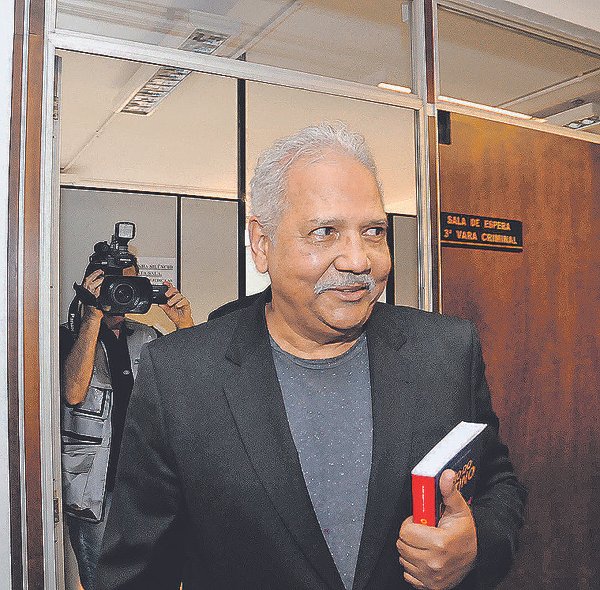 O ex-prefeito Hélio de Oliveira Santos deixa sala da audiência