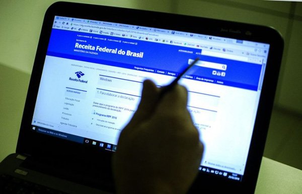 Para saber se teve a declaração liberada, o contribuinte deverá acessar a página da Receita na Internet ou ligar para o Receitafone 146