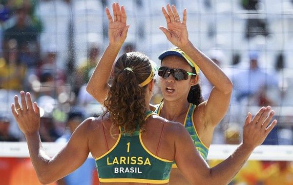 Dupla do vôlei  Talita e Larissa encerraram a fase de grupos e seguem para as oitavas de final invictas na competição.