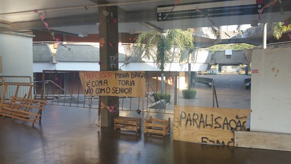 Grupo de cerca de 10 estudantes realizou um piquete na manhã de quarta-feira (3)